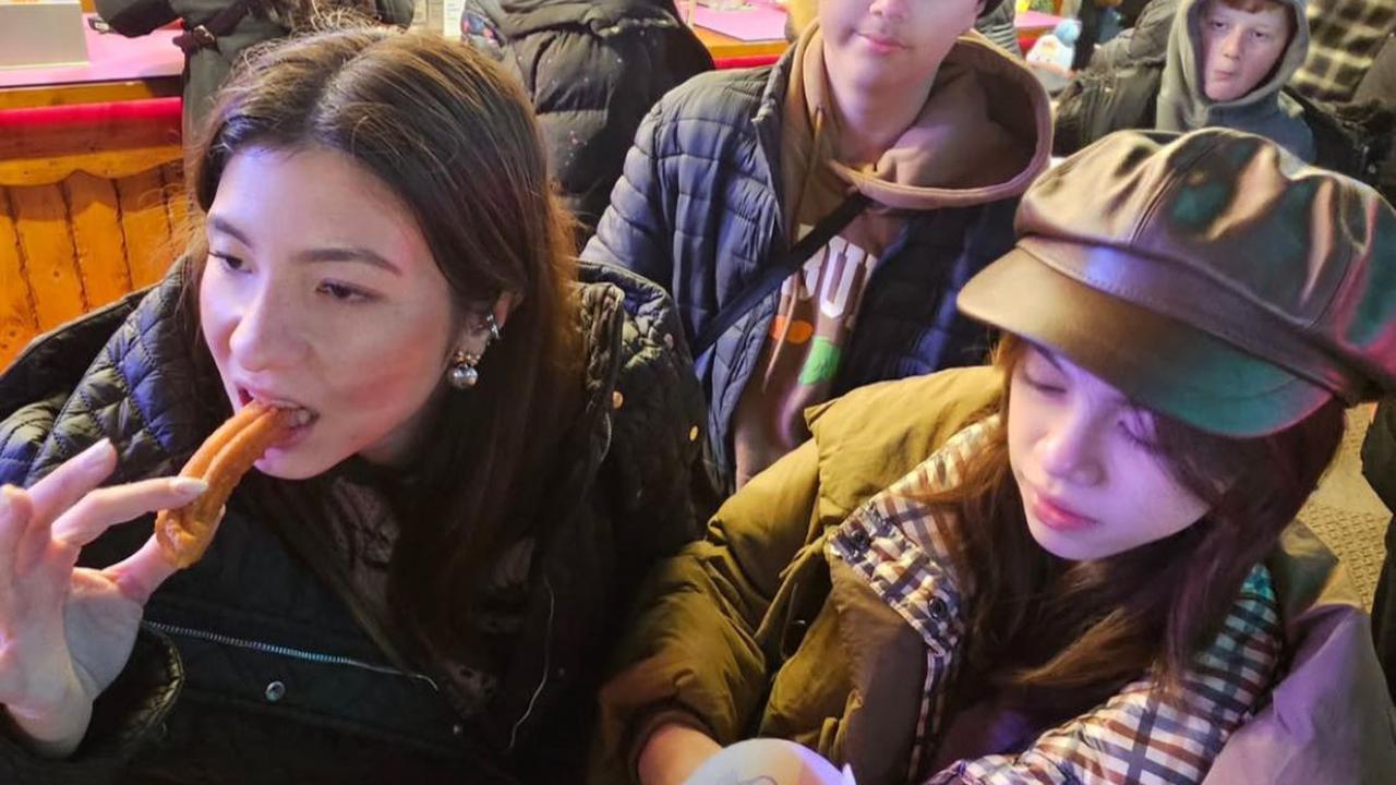 7 Potret Gaya Elegan Wulan Guritno saat Liburan di London Bareng Anak yang Jadi Sorotan