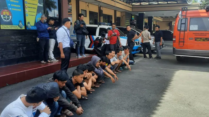 Kepolisian Resort Tasikmalaya Kota, Jawa Barat mengamankan belasan pemuda tanggung, terduga pelemparan batu yang menyebabkan satu warga meninggal dunia. (Liputan6.com/Jayadi Supriadin)