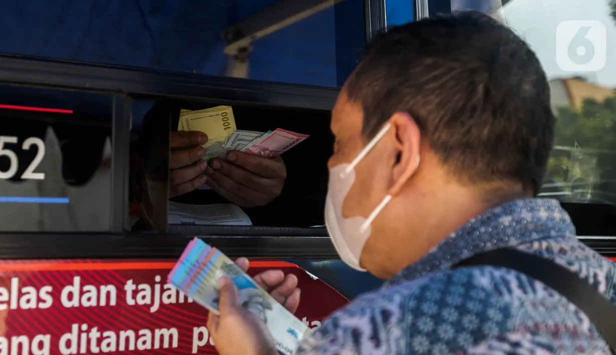 Warga menukarkan uang rupiah kertas baru emisi 2022 di Pasar Senen, Jakarta, Selasa (23/8/2022). Bank Indonesia (BI) memastikan uang tersebut sudah bisa tersedia di ATM perbankan konvensional mulai 19 Agustus 2022. (Liputan6.com/Faizal Fanani)
