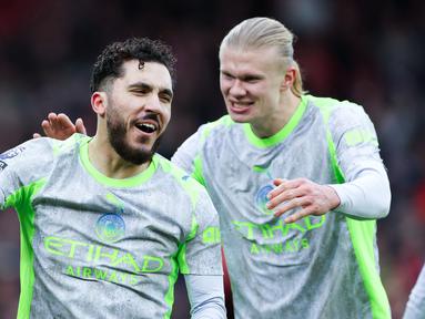 Pemain Manchester City, Rayan Cherki, bersama Erling Haaland merayakan gol ke gawang Nottingham Forest pada laga pekan ke-18 Premier League di Stadion The City Ground, Sabtu (27/12/2025). (Barrington Coombs/PA via AP)