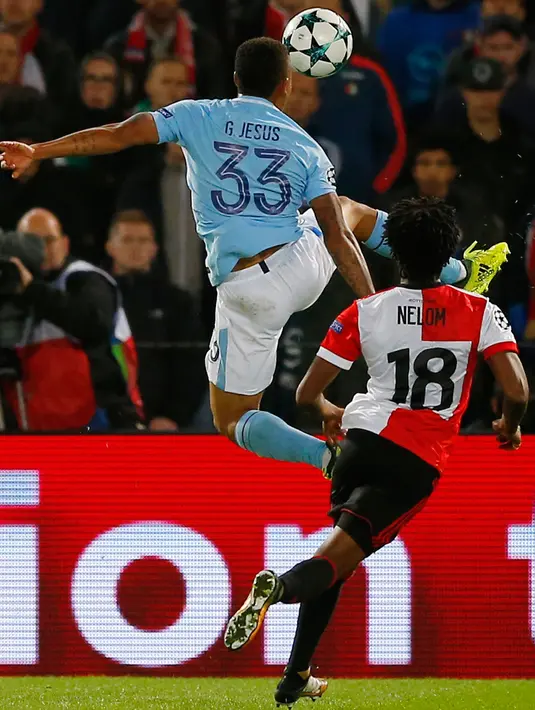 Pemain Manchester City, Gabriel Jesus berebut bola dengan pemain Feyenoord, Miquel Nelom dalam laga perdana babak penyisihan Grup F Liga Champions di De Kuip, Rabu (13/9). Manchester City menaklukkan Feyenoord 4-0. (AP Photo/Peter Dejong)