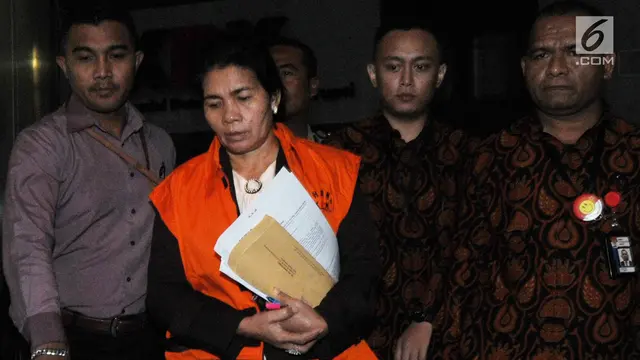 Kenakan Rompi Tahanan KPK, Merry Purba Tertunduk Lesu