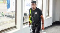 Raphael Maitimo harus berangkat di pagi buta untuk mengejar penerbangan ke Makassar bersama Arema. (Bola.com/Iwan Setiawan)