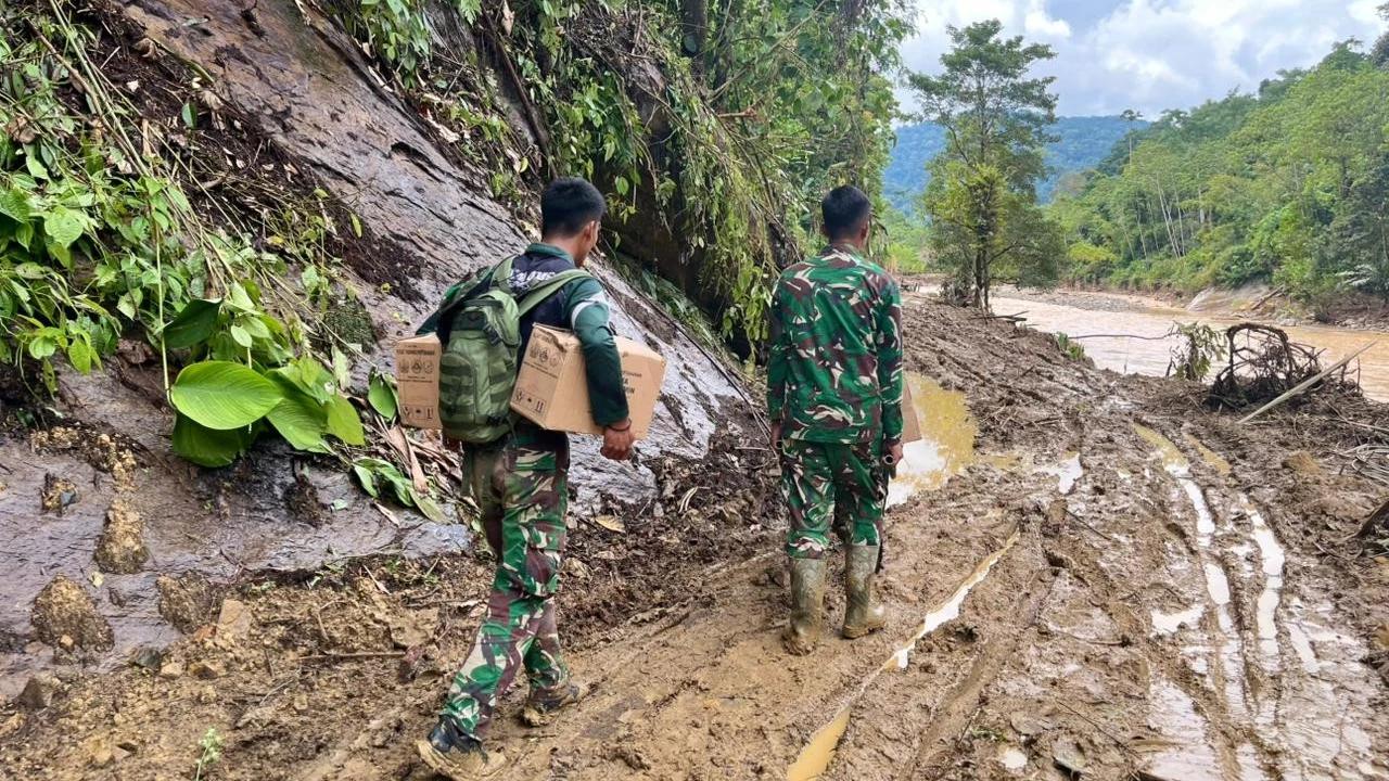 FOTO: Tim Kesehatan Kodam Iskandar Muda Tempuh Medan Berat Salurkan Obat ke Desa Terisolir di Aceh Tengah