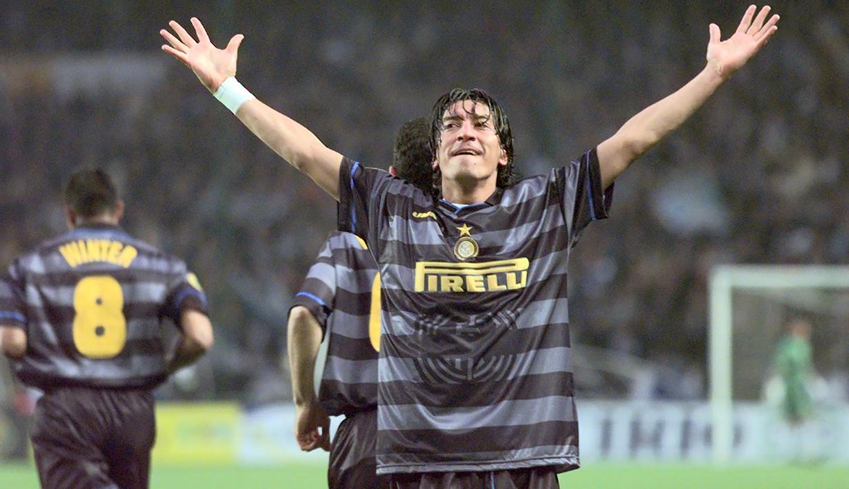 5. Ivan Zamorano - Striker asal Chile ini masa emas kariernya saat masih membela Real Madrid bukan Inter Milan. Kala bersama Nerazzurri, Zamorano gagal untuk lepas dari bayang-bayang Ronaldo. (AFP/Jacques Demarthon)