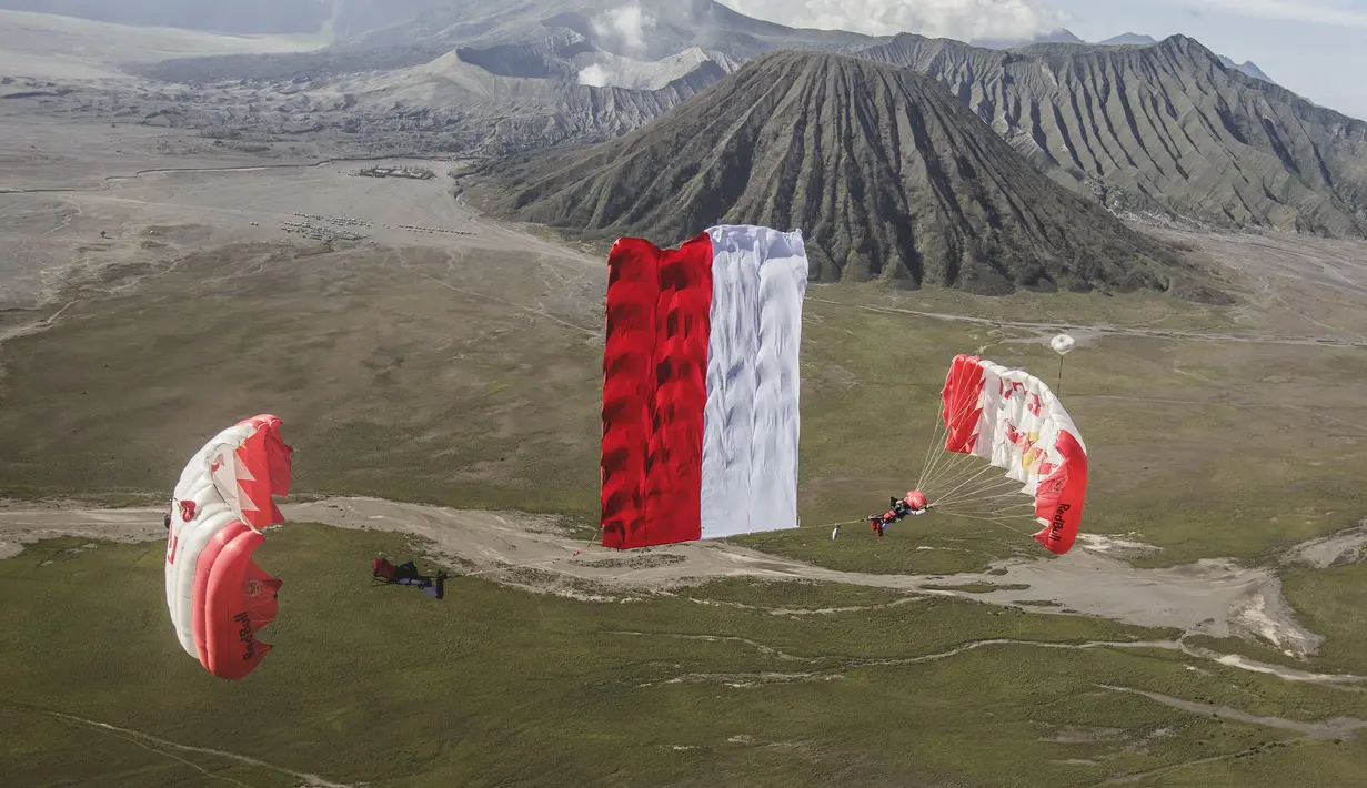 Dominic Roithmair dan Marco Furst saat mengibarkan bendera Merah Putih. (Red Bull Content Pool)