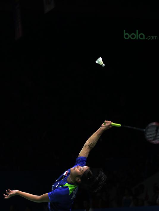 Gregoria Mariska berusaha melakukan smash saat melawan unggulan keempat Ratchanok Intanon pada babak kedua Indonesia Open 2018 di Istora Senayan, Jakarta, (5/6/2018). Ratchanok Intanon menang 21-11 17-21 21-14. (Bola.com/Nick Hanoatubun)