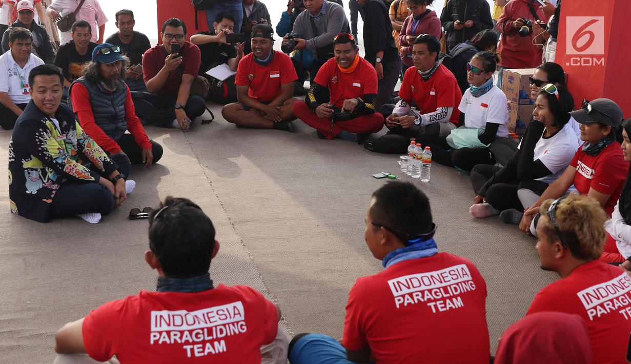 Menpora Imam Nahrawi (kiri) bersama tim paralayang Indonesia saat meninjau kesiapan tim di kawasan Puncak, Cianjur, Jawa Barat, Kamis (26/7). Menpora juga meninjau kesiapan venue. (Liputan6.com/Helmi Fithriansyah)