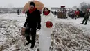 Pasangan pengantin menuju balon udara selama Festival Love Cup 2016 di Jekabpils, Latvia (14/2). Nikah massal ini merupakan bagian dari perayaan Valentine sekaligus upaya memecahkan rekor dunia kategori pernikahan udara terbesar. (REUTERS/Ints Kalnins)
