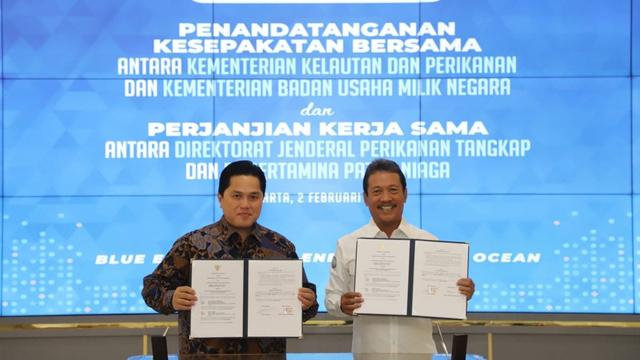 Menteri KKP Sakti Wahyu Trenggono dan Menteri BUMN Erick Thohir dalam acara penandatangan Kesepakatan Bersama antara KKP dan Kementerian BUMN di kantor KKP, Jakarta Pusat, Kamis (2/2/2023). (Dok KBUMN)