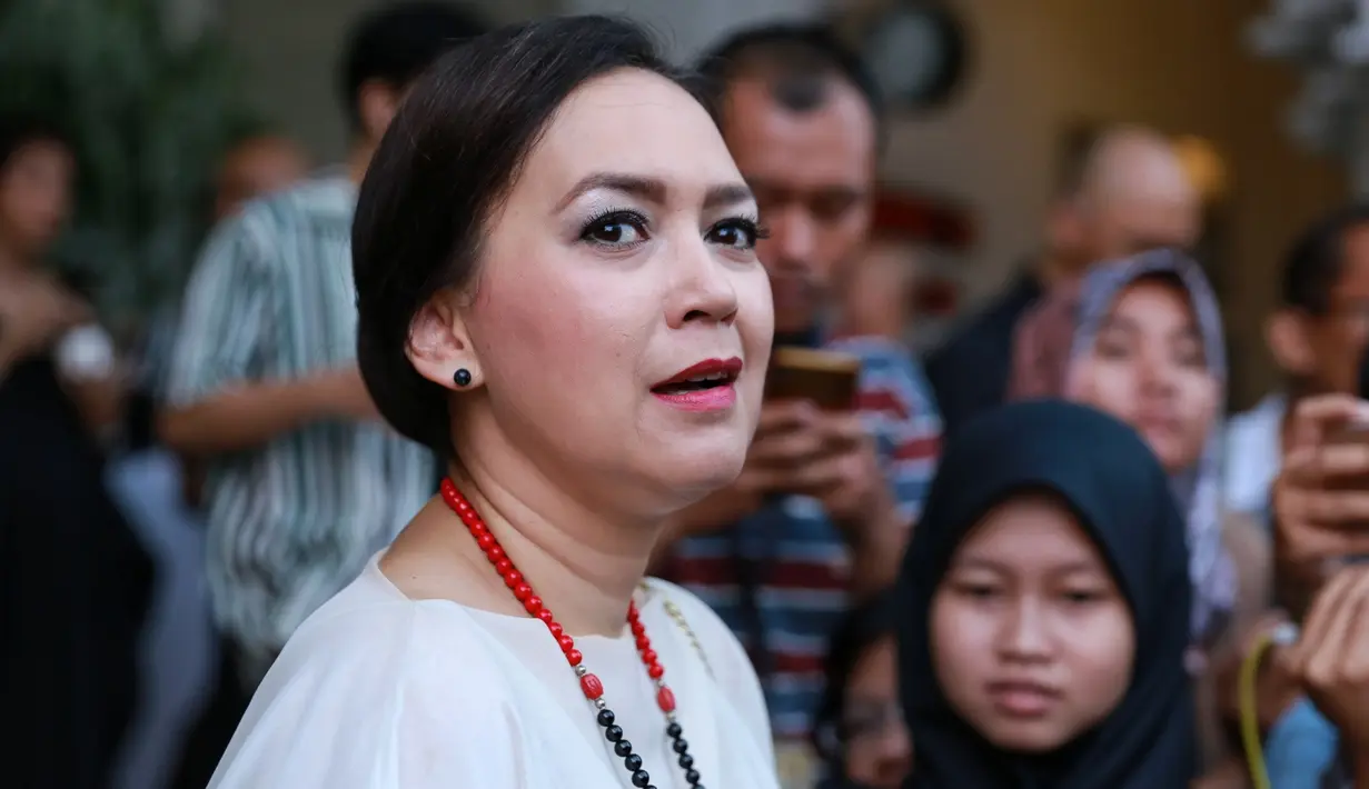 Hal tersebut diinformasikan langsung oleh Ira Wibowo, yang menjadi salah satu tamu undangan. "Suasananya seru, rame, lebih rileks dan drsscode-nya semi formal. Dekat dermaga, open. Ya agak rileks," ucapnya. (Adrian Putra/Bintang.com)