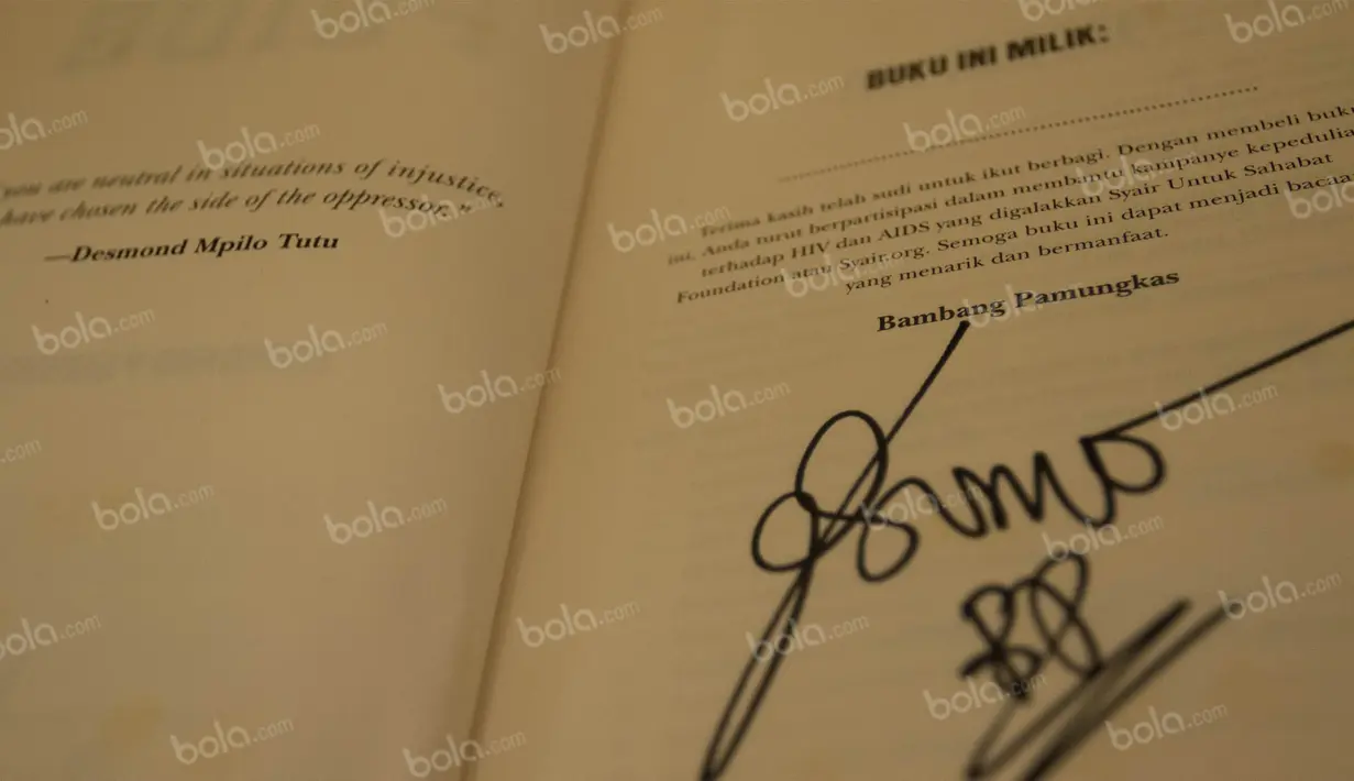 Seorang penonton menunjukan tanda tangan yang didapatkannya dari sang idola, Bambang Pamungkas, pada buku biografi milik sang pemain. (Bola.com/Vitalis Yogi Trisna)