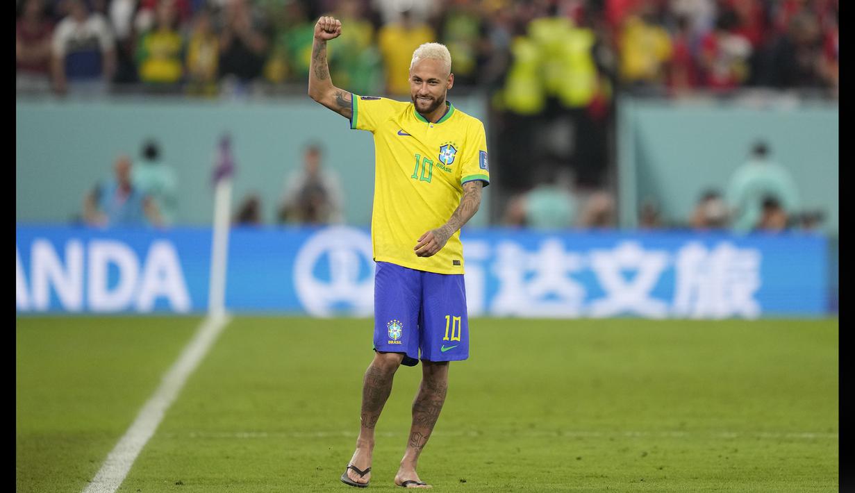 Ada hal yang menarik perhatian penonton setelah pertandingan usai. Neymar merayakan kemenangan Brasil dengan mengelilingi stadion dengan menggunakan sendal jepit. (AP Photo/Andre Penner)