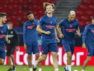 Pemain Sevilla, Ivan Rakitic, melakukan latihan jelang laga Piala Super Eropa di Puskas Arena, Hungaria, Kamis (24/9/2020). Sevilla akan berhadapan dengan Bayern Munchen. (Bernadett Szabo/Pool via AP)