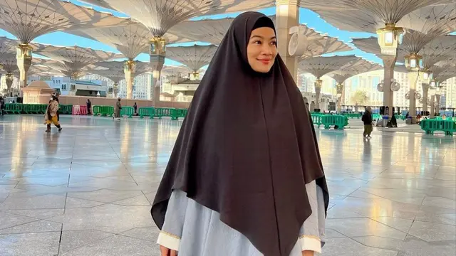 Gaya Titi Kamal berhijab saat umrah bersama suaminya, Christian Sugiono