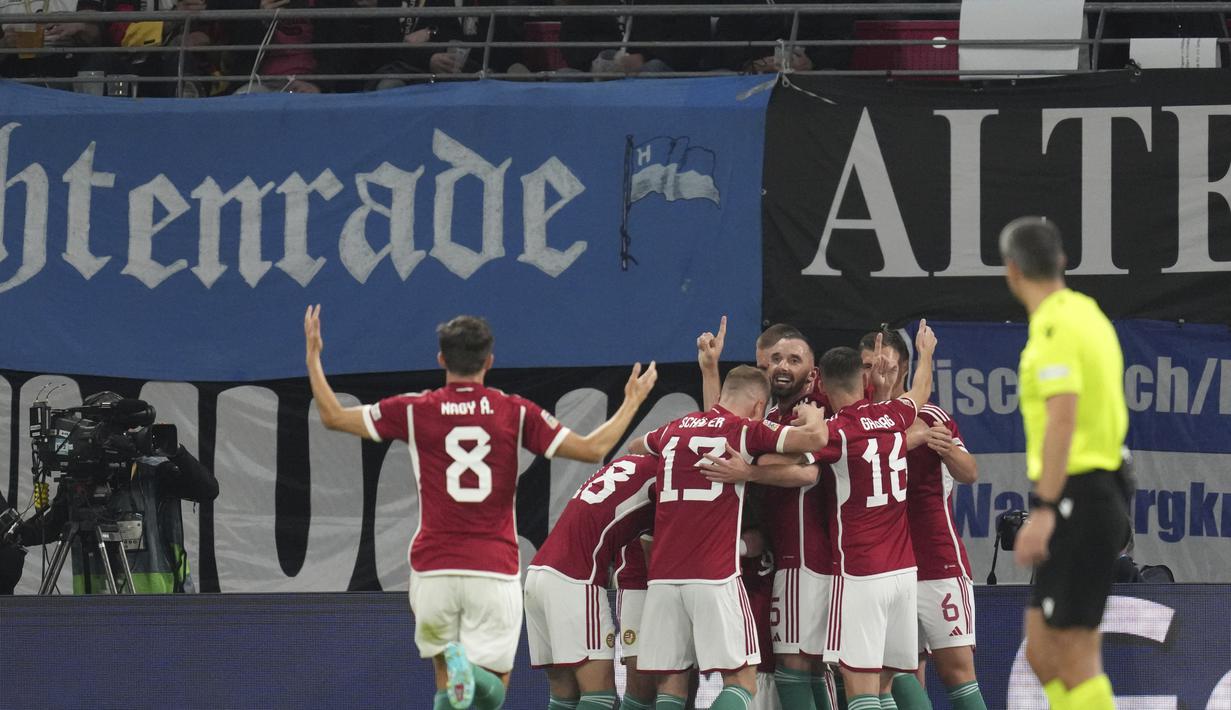 Para pemain Hungaria melakukan selebrasi setelah Adam Szalai mencetak gol pembuka timnya ke gawang Jerman dalam pertandingan UEFA Nations League di Red Bull Arena di Leipzig, Jerman, Jumat, 23 September 2022. Hungaria menang atas Jerman 1-0. (AP Photo/Michael Sohn)