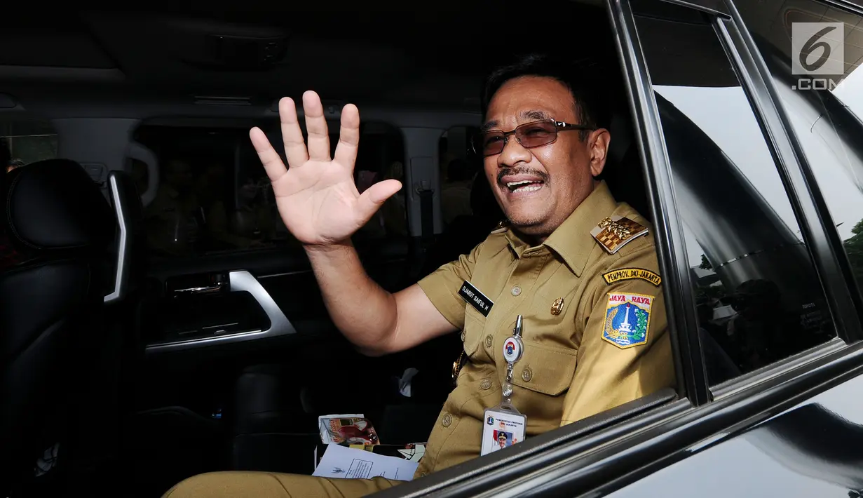 Gubernur DKI Jakarta Djarot Saiful Hidayat melambaikan tangan saat meninggalkan gedung KPK, Jakarta, Senin (25/9). Kedatangan Djarot untuk menandatangani nota kesepahaman (MoU) terkait pajak dan retribusi bersama KPK. (Liputan6.com/Helmi Fithriansyah)