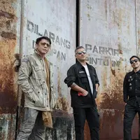 Melalui unggahan beberapa foto di akun Instagram @raffinagita1717, beberapa artis ternama tanah air tampak berkumpul dan bergaya bak boy band. Mereka adalah Ariel NOAH, Raffi Ahmad, Desta, dan Gading Marten. [Foto: Instagram/raffinagita1717]