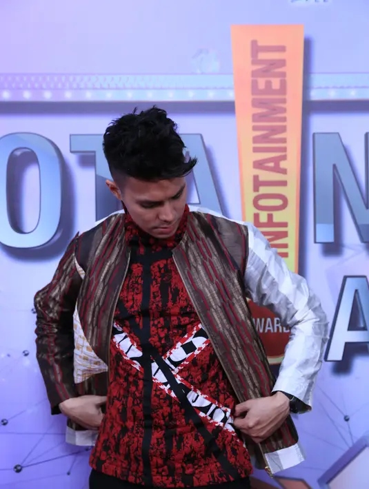 "Kebetulan kemarin ada rezeki abis bisnis, aku mutusin ambil Porsche. Ini (harganya) sekitar Rp 2 miliar," kata Fero Walandouw di kawasan Tanjung Duren Barat, Jakarta Barat, Minggu (22/1/2017). (Adrian Putra/Bintang.com)