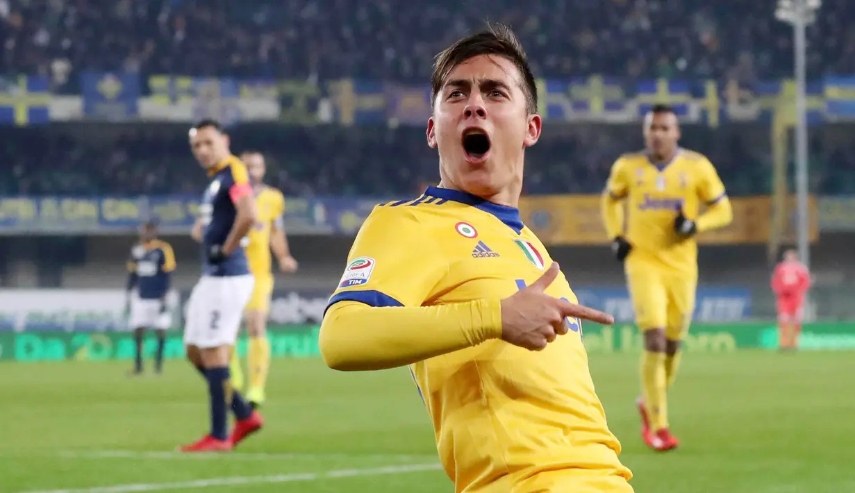 Striker Juventus, Paulo Dybala, melakukan selebrasi usai mencetak gol ke gawang Hellas Verona pada laga Serie A, Italia, di Stadion Marc'Antonio Bentegodi, Sabtu,(30/12/2017). Juventus menang 3-1 atas Hellas Verona. (AP/Filippo Venezia)