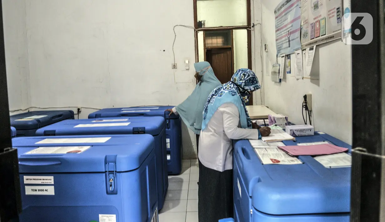 Petugas mendata vaksin COVID-19 produksi Sinovac di gudang penyimpanan UPTD Instalasi Farmasi Dinas Kesehatan Kota Bekasi, Jawa Barat, Selasa (12/1/2021). Vaksin diprioritaskan untuk tenaga kesehatan. (merdeka.com/Iqbal S. Nugroho)