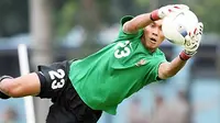 Kiper Timnas Indonesia, Markus Horsion tengah berlatih dalam persiapan di Piala Asia di Jakarta, 9 Juli 2007. AFP PHOTO/Adek BERRY