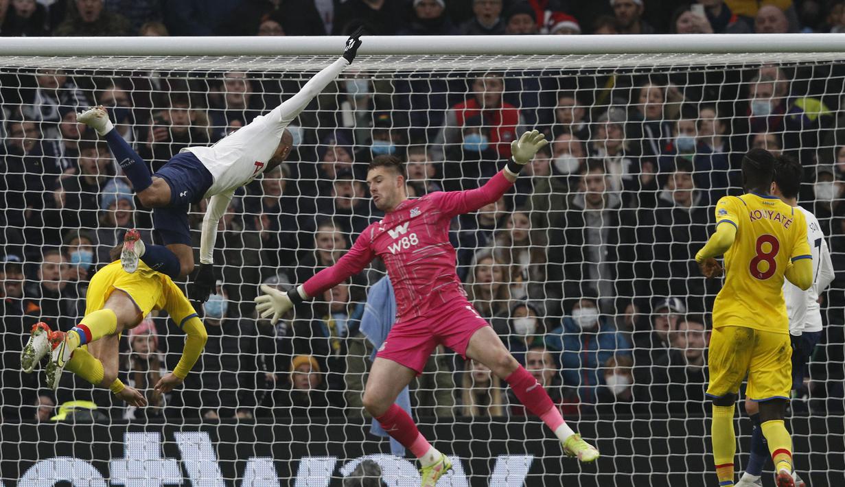 3-0. Kemenangan tiga gol tanpa balas Tottenham Hotspur atas tamunya Crystal Palace terjadi di pekan ke-19 Liga Inggris 2021/2022, 26 Desember 2021. Ketiga gol Spurs dicetak oleh tiga pemain berbeda, Harry Kane, Lucas Moura dan Son Heung-min.(AFP/Adrian Dennis)