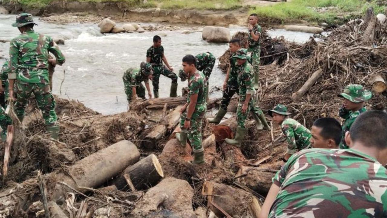 TNI-Polri Bersinergi Percepat Pemulihan Pascabencana Sumatra: Fokus Normalisasi Pasar dan Rumah Warga
