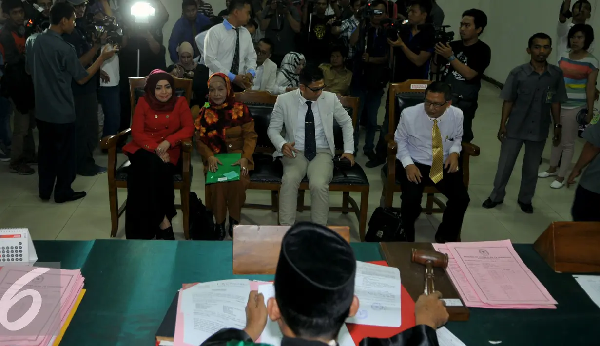 Muzdalifah (kiri) saat mengikuti sidang perdana gugatan cerai kepada suaminya Nassar, Pengadilan Agama Tanggerang, Selasa (1/9/2015). Nassar berhalangan hadir karena ada pekerjaan di luar negeri. (Liputan6.com/Faisal R Syam)