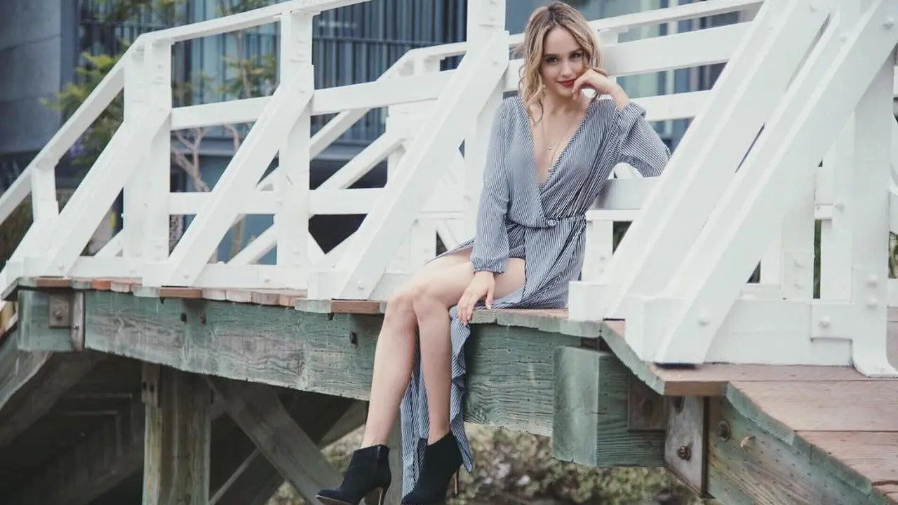 [Bintang] Pamer Paha Mulus, Ini 5 Outfit Andalan Si Cantik Cinta Laura