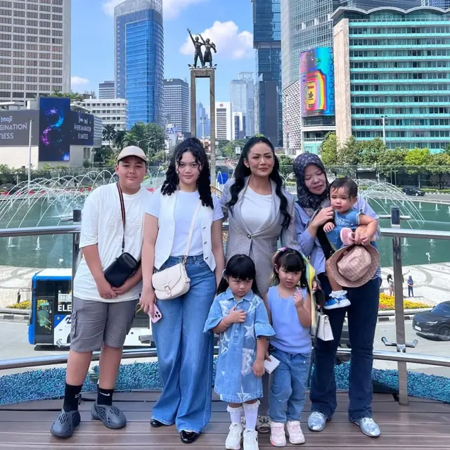 Tampilan Chic Krisdayanti Ajak Anak Cucu Wisata Keliling Jakarta Naik Transportasi dan Tenteng Tas Hermes. (Dok: IG @disparekrafdki https://www.instagram.com/p/DIISTjKJwFn/?img_index=4&igsh=N255MmV4aTY3anNv)