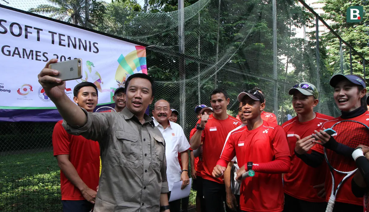 Kemenpora, Imam Nahrawi, foto bersama saat memantau latihan Pelatnas tenis di GBK, Jakarta, Selasa (20/3/2018). Menpora mengunjungi beberapa Pelatnas untuk memastikan persiapan atlet jelang Asian Games 2018. (Bola.com/Asprilla Dwi Adha)