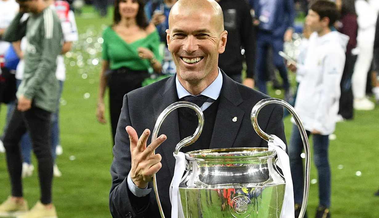 Zidane yang memutuskan mundur sebagai pelatih Real Madrid belum memutuskan klub baru mana akan ia arsitaki. Namun ada lima klub yang dirasa akan cocok dengan Zidane, baik dari gaya melatih maupun dari kondisi klub tersebut. (AFP/Genya Savilov)