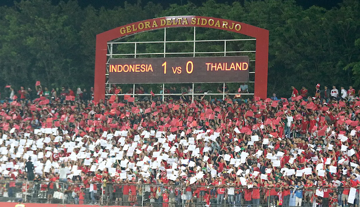 Suporter Timnas Indonesia di Piala AFF U-16 2018 di Stadion Gelora Delta, Sidoarjo. (Bola.com/Aditya Wany)