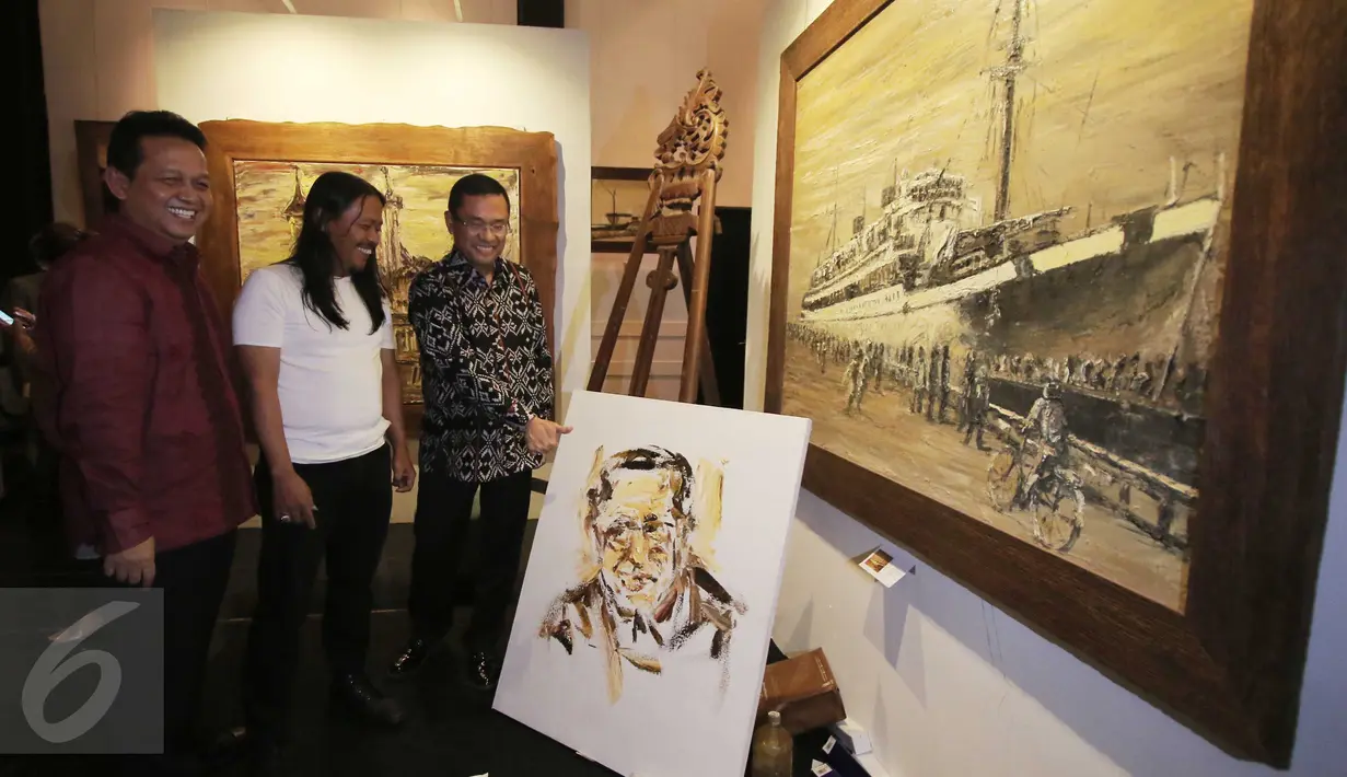(Ki-ka) Ketua KEIN, Soetrisno Bachir, pelukis Soehib Toyaroja  dan Menperin Saleh Husin pada acar pembukaan pameran lukisan bertajuk The Spiritual Journey di Kunstkring Art Galeri, Jakarta, Selasa (15/3). (Liputan6.com/Angga Yuniar)