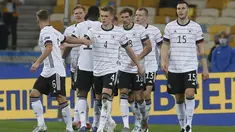 Para pemain Jerman merayakan gol kedua yang dicetak gelandang Leon Goretzka ke gawang Ukraina pada pertandingan  UEFA Nations League di Stadion Olimpiyskiy di Kyiv, Ukraina, Sabtu (10/10/2020). Jerman menang 2-1 atas Ukraina. (AP Photo/Efrem Lukatsky)