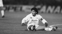 Diego Maradona. Dengan segala kehebatannya, terutama saat mengalahkan Inggris pada Piala Dunia 1986, semua orang pasti setuju ia berhak mendapatkannya. Namun karena aturan, menjadi mustahil baginya meski ia bermain di Eropa bersama Barcelona dan Napoli. (AFP Photo)