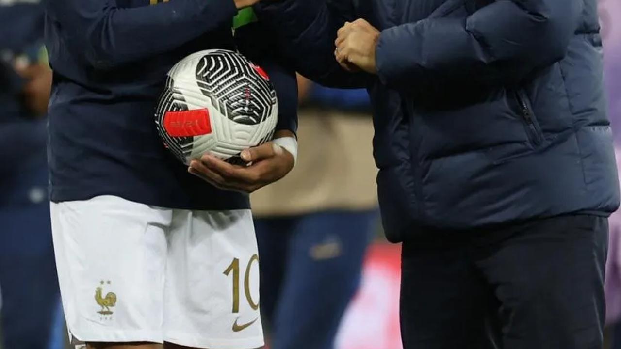Senyum Kylian Mbappe saat melakukan selebrasi setelah mencetak hattrick.