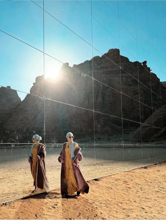 Perubahan penampilan BCL saat di Al Ula seketika jadi sorotan netizen. Selain lebih terbuka, tempat yang dipilih keluarga BCL menimbulkan kontroversi. Kendati demikian, BCL dan Tiko tak membuatnya jadi masalah. (Liputan6.com/IG/@itsmebcl)