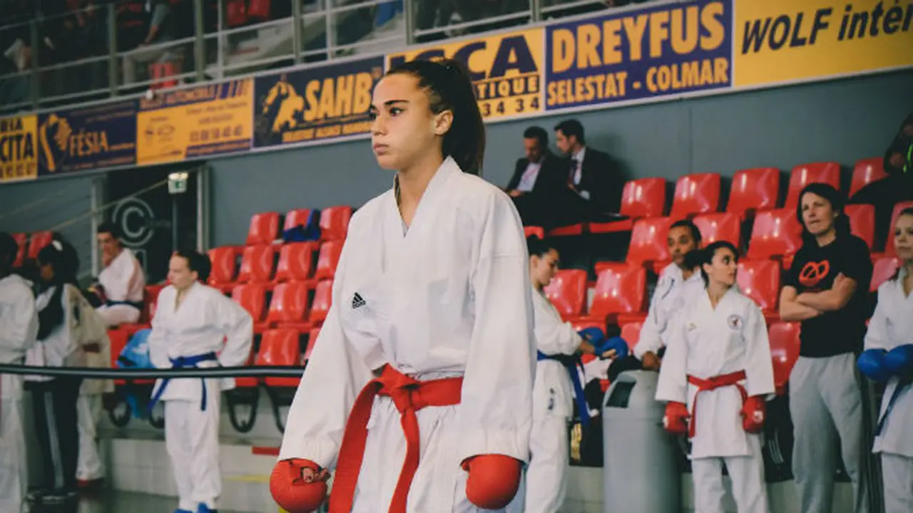 Aurore Burcois, karateka putri asal Prancis yang tampil di Kejuaraan Dunia WKF Junior, Kadet, dan U21 