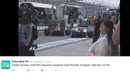 Insiden senggolan Rio Haryanto dan Romain Grosjean ini mengakibatkan sayap depan kiri mobil Rio Haryanto mengalami kerusakan. (Bola.com/Twitter)