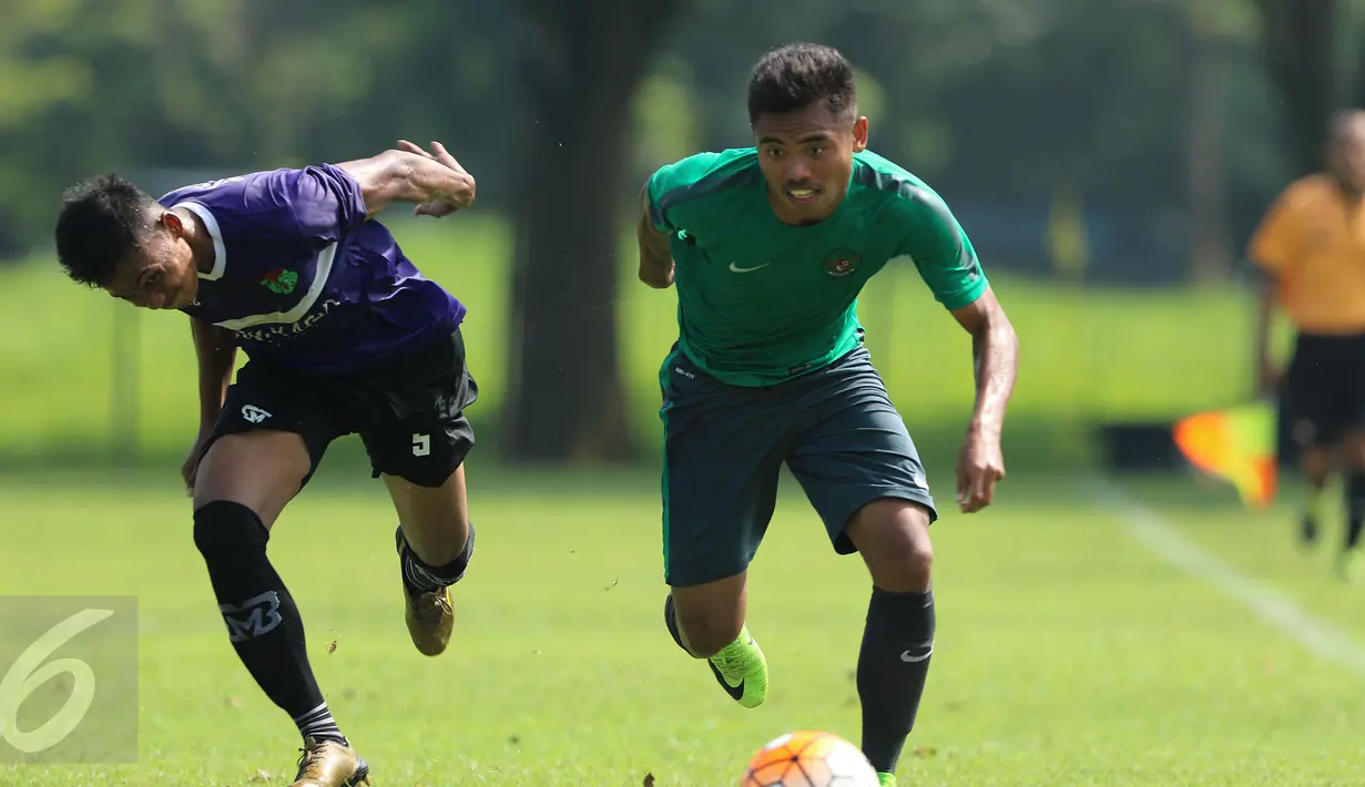 Pemain Timnas Indonesia U-22, Sadil Ramdani (kanan) berlari berebut bola dengan pemain Persita saat laga uji coba di Lapangan SPH Karawaci, Tangerang, Selasa (25/4). Timnas Indonesia U-22 unggul 2-1. (Liputan6.com/Helmi Fithriansyah)