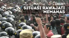 Pemprov DKI Jakarta membongkar puluhan bangunan di bantaran rel kereta di Rawajati, Pancoran, Jakarta Selatan pagi ini.