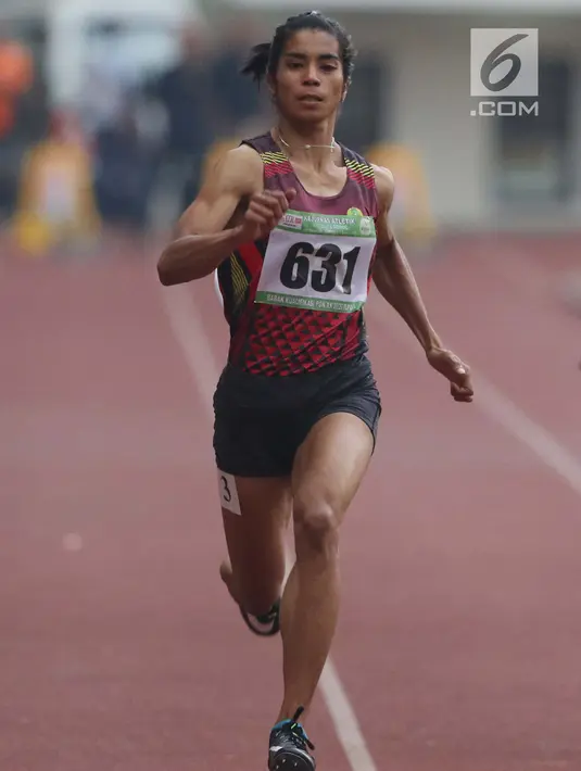 Atlet asal Maluku, Alvin Tehupeiory saat berlaga di kelas lari 100 meter putri senior Kejurnas Atletik U18, U20 dan Senior 2019 di Stadion Pakansari, Kab Bogor, Jumat (2/8/2019). Alvin Tehupeiory meraih posisi pertama dengan catatan waktu 11,64 detik. (Liputan6.com/Helmi Fithriansyah)