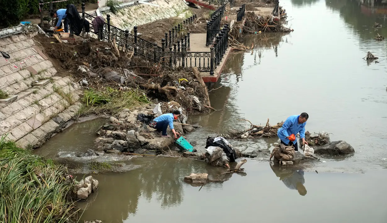 Beijing mempercepat pemulihan jalan-jalan utama yang rusak di daerah yang dilanda banjir, seperti Distrik Fangshan dan Mentougou. (AP Photo/Andy Wong)
