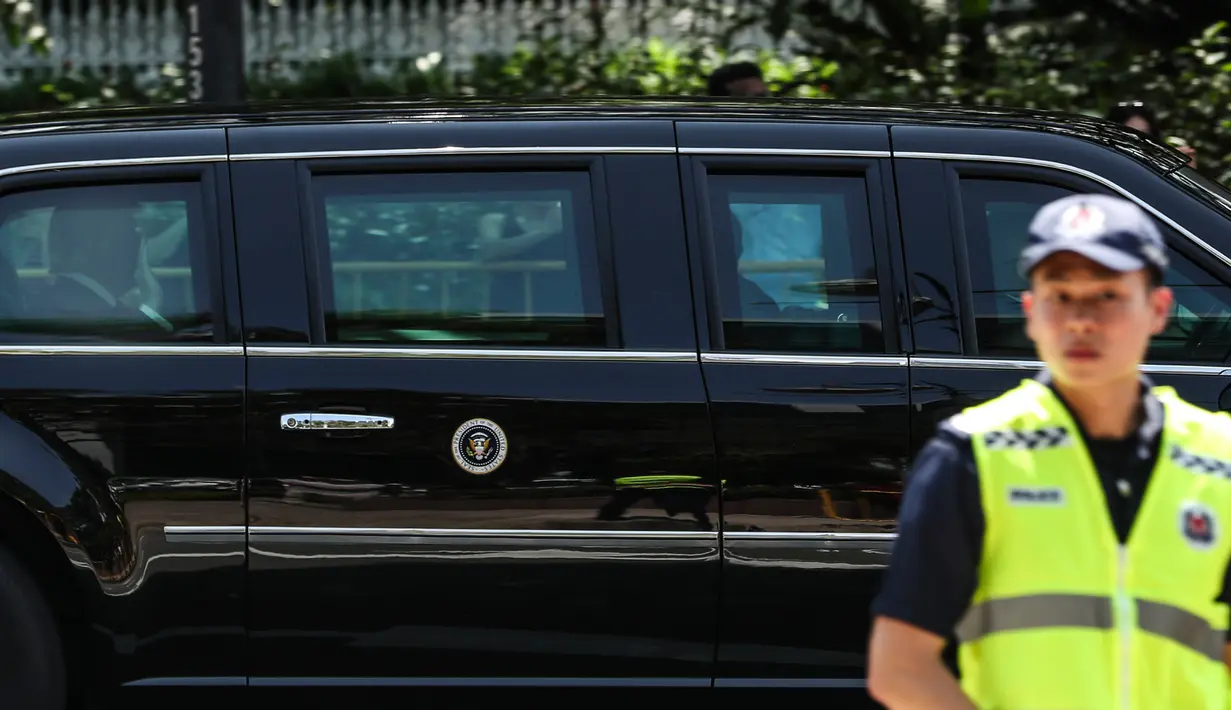 Iring-iringan mobil Presiden Amerika Serikat, Donald Trump memasuki kompleks Istana Singapura, Senin (11/6). Di Istana Singapura, Trump dijadwalkan bertemu Perdana Menteri Lee Hsien Loong pada Senin siang waktu setempat. (AP/Joseph Nair)