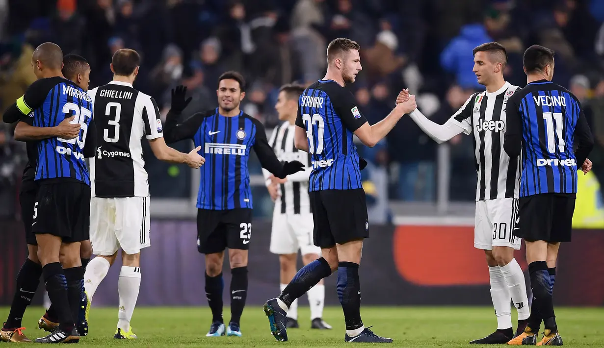 Pemain Juventus dan Inter Milan berjabat tangan usai pertandingan pada laga Serie A di Stadion Allianz, Turin, Minggu (10/12/2017). Juventus bermain imbang 0-0 dengan Inter Milan. (AP/Marco Bertorello)