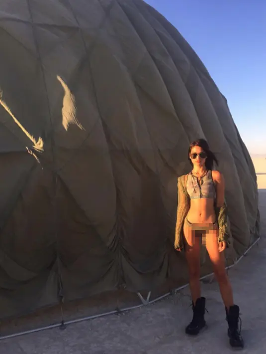 Model Shanina Shaik berpose dengan kostum seksinya saat menghadiri seni Burning Man di Nevada, AS. Festival yang dihadiri 70 ribu orang dari seluruh dunia itu di hadiri oleh para selebriti dunia. (Instagram.com/shaninamshaik)