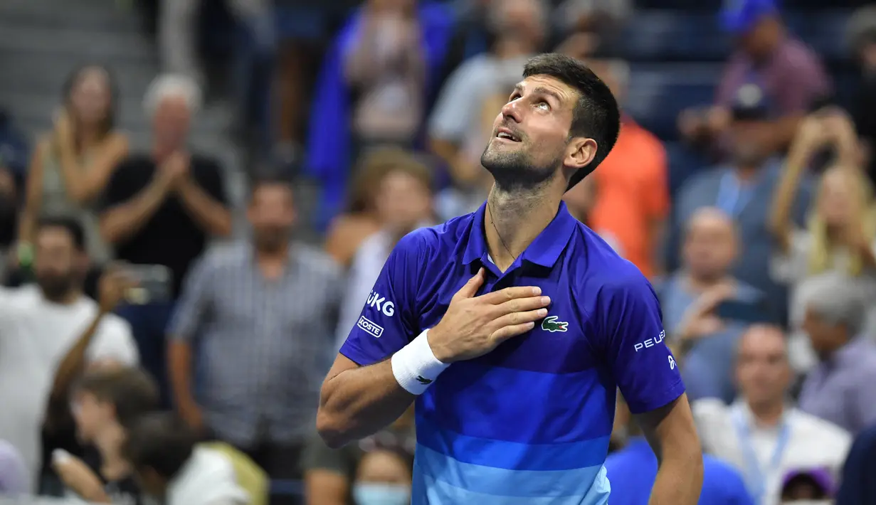 Petenis Serbia, Novak Djokovic melakukan selebrasi setelah memenangkan perempat final AS Terbuka 2021 melawan Matteo Berrettini dari Italia di Arthur Ashes Stadium, New York, Kamis (9/9/2021). Petenis nomor satu dunia itu melaju ke semifinal usai menang 5-7, 6-2, 6-2, 6-3. (Ed JONES/AFP)