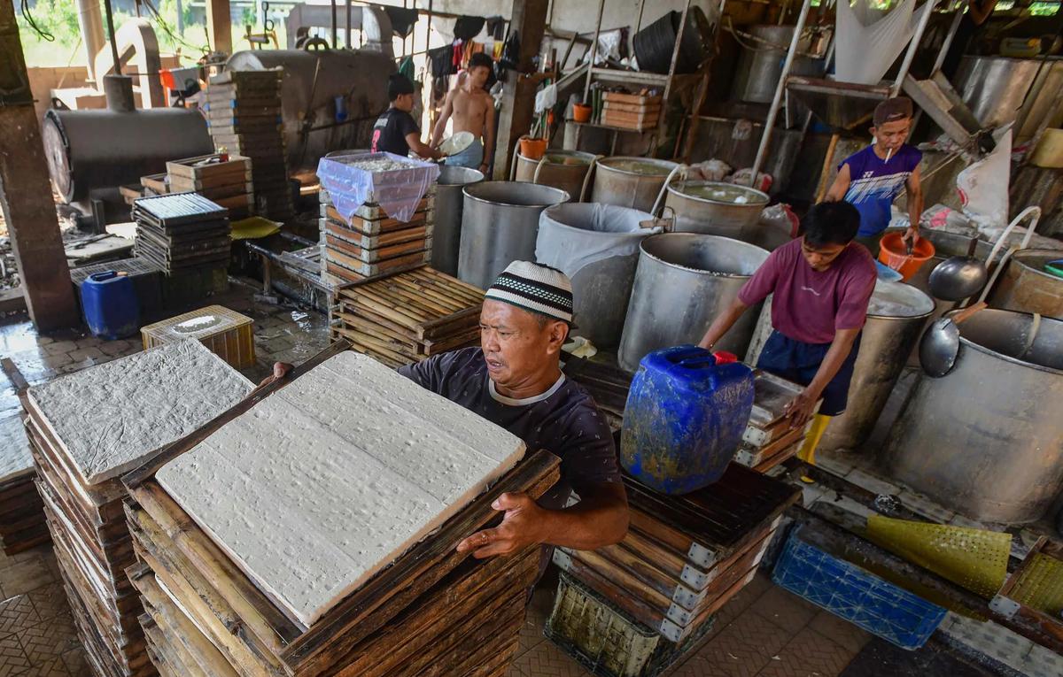 FOTO: Harga Kedelai Impor Naik Produsen Tahu di Depok Kurangi Ukuran Produk